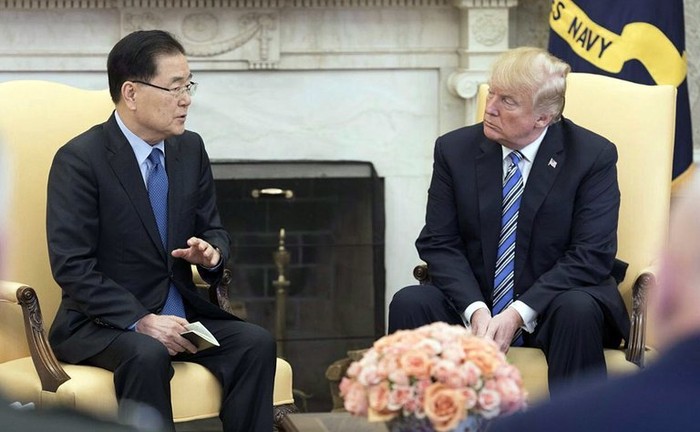 Cố vấn An ninh quốc gia Hàn Quốc Chung Eui-yong và Tổng thống Donald Trump tại phòng Bầu Dục, Nhà Trắng. Ảnh: The New York Times.