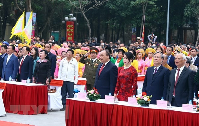 Thủ tướng Nguyễn Xuân Phúc và các đại biểu dâng hương kỷ niệm 229 năm Chiến thắng Ngọc Hồi-Đống Đa, ảnh: Thống Nhất / TTXVN.