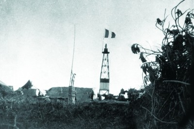 Cột hải đăng trên đảo Hoàng Sa năm 1937, ảnh: travinh.gov.vn.