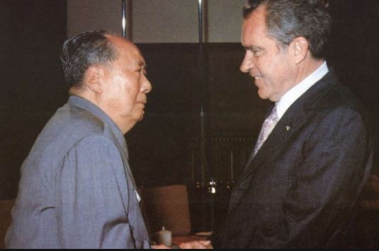 Cái bắt tay xuyên Thái Bình Dương năm 1972 giữa Richard Nixon với Mao Trạch Đông không chỉ làm thay đổi cục diện trật tự quốc tế sau Chiến tranh Thế giới II, mà còn là thời cơ Trung Quốc đánh chiếm nốt nửa phía tây quần đảo Hoàng Sa của Việt Nam năm 1974 khi biết chắc Hạm đội 7 Hoa Kỳ sẽ không can thiệp. Ảnh: SCMP.