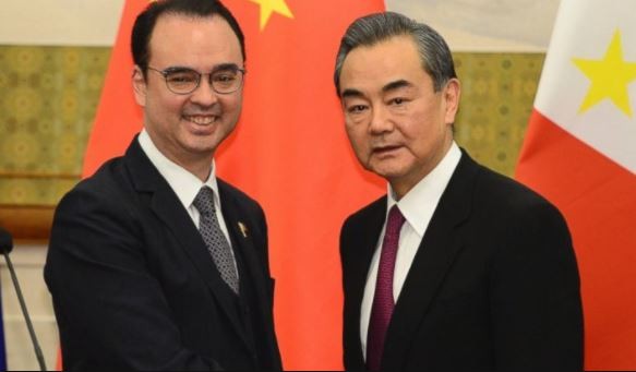 Ngoại trưởng Philippines Alan Peter Cayetano và người đồng cấp Trung Quốc Vương Nghị, ảnh: ABC News.