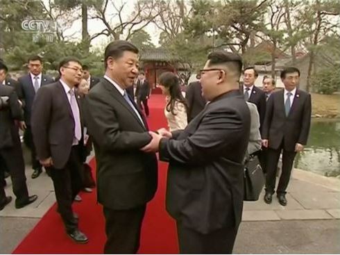 Ông Kim Jong-un và ông Tập Cận Bình chia tay nhau tại Điếu Ngư Đài, ảnh: CCTV.