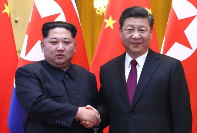 Chủ tịch Cộng hòa dân chủ nhân dân Triều Tiên Kim Jong-un và Chủ tịch Trung Quốc Tập Cận Bình, ảnh: SCMP.
