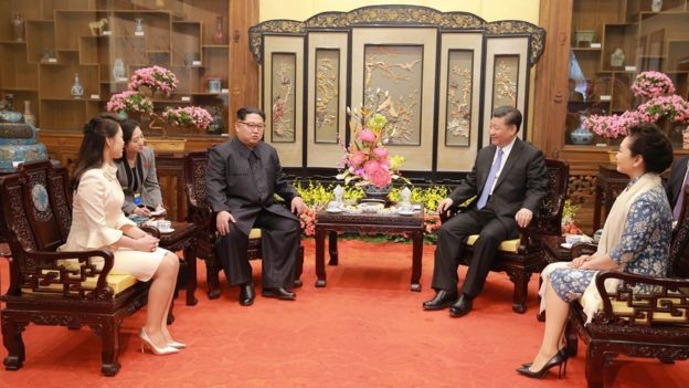 Vợ chồng ông Tập Cận Bình tới tận nhà khách Điếu Ngư Đài mời cơm và trò chuyện với vợ chồng ông Kim Jong-un, ảnh: Reuters / KCNA.