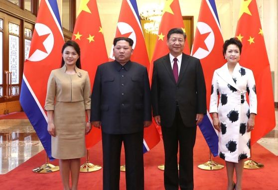 Vợ chồng hai nhà lãnh đạo Trung - Triều chụp ảnh chung. Ảnh: SCMP.
