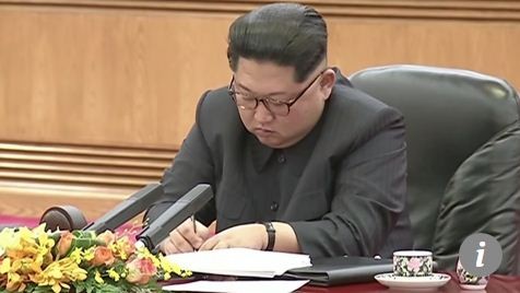 Ông Kim Jong-un chăm chú ghi chép khi hội đàm với Chủ tịch Trung Quốc Tập Cận Bình. Ảnh: SCMP.