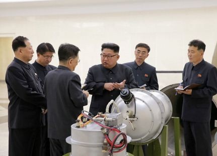 Các quan chức Triều Tiên dù lớn dù nhỏ, khi gặp ông Kim Jong-un dường như ai cũng mang theo sổ tay và cây bút để ghi chép. Ảnh: KCNA / Reuters.