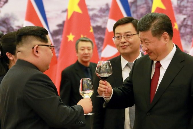 Nhà lãnh đạo Triều Tiên Kim Jong-un và Chủ tịch Trung Quốc Tập Cận Bình tại Bắc Kinh. Ảnh: KCNA / The New York Times.