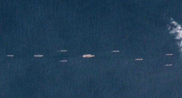 Reuters công bố các bức ảnh chụp từ vệ tinh cho thấy tàu sân bay Liêu Ninh được hộ tống và dẫn đường bởi tổng cộng trên 40 chiến hạm, tàu ngầm tham gia tập trận trên Biển Đông. Ảnh : thepaper.cn / Reuters.