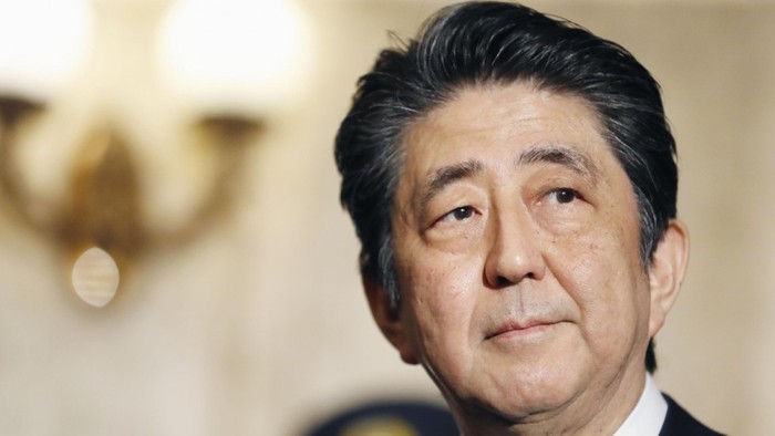 Thủ tướng Shinzo Abe được giới phân tích cho là có cảm giác &quot;bị bỏ rơi&quot; trong những diễn biến chóng vánh trên bàn cờ địa chính trị Đông Bắc Á những tuần qua. Ảnh: SCMP.