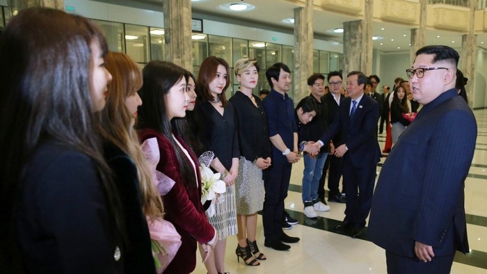 Nhà lãnh đạo Triều Tiên Kim Jong-un trò chuyện với các nghệ sĩ Hàn Quốc sau buổi biểu diễn hôm Chủ nhật tại Bình Nhưỡng, ảnh: SCMP.