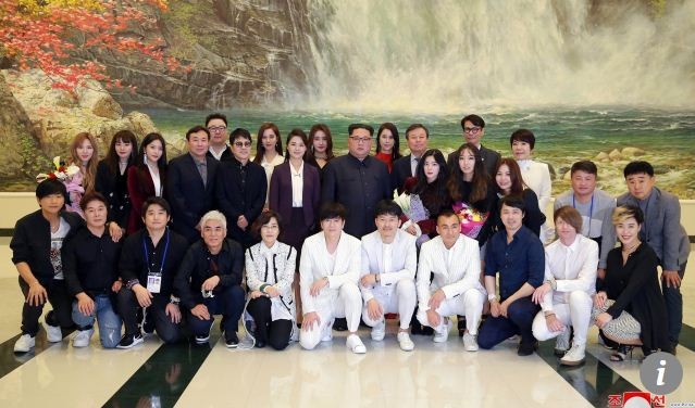 Vợ chồng nhà lãnh đạo Triều Tiên chụp ảnh lưu niệm chung cùng đoàn nghệ sĩ đến từ Hàn Quốc. Ảnh: SCMP.