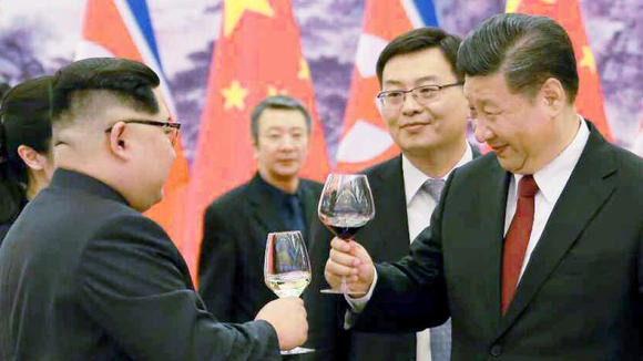 Mô tả của truyền thông Triều Tiên KCNA cho thấy ông Kim Jong-un đặt mình ngang hàng với ông Tập Cận Bình. Ảnh: KCNA / Nikkei Asia Review.