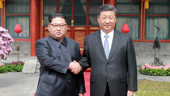 Chủ tịch Trung Quốc Tập Cận Bình tới tận nhà khách Điếu Ngư Đài để mời cơm vợ chồng nhà lãnh đạo Triều Tiên Kim Jong-un, ảnh: Reuters / KCNA / Nikkei Asia Review.