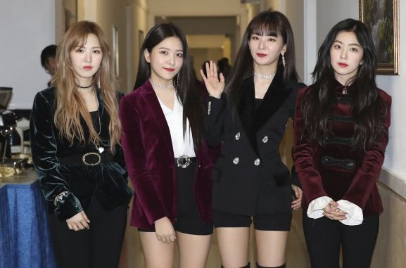 4 ca sĩ trong ban nhạc Red Velvet chụp ảnh chung khi lưu diễn tại Bình Nhưỡng, ảnh: SCMP.
