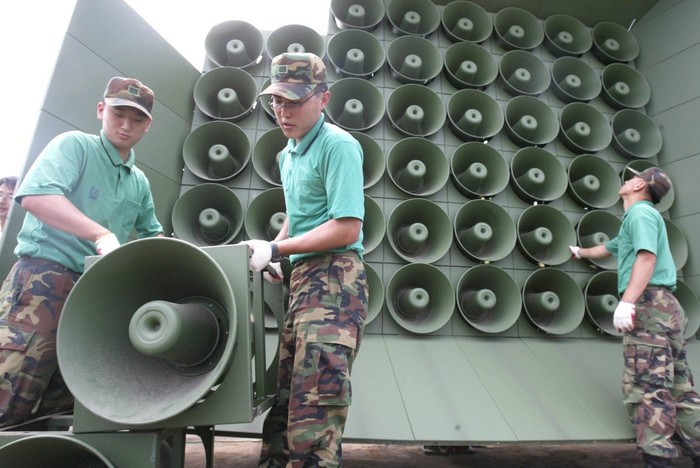 Hệ thống loa phóng thanh công suất lớn từng được quân đội Hàn Quốc phát sóng các bài hát của Red Velvet trong hoạt động chiến tranh tâm lý chống Bắc Triều Tiên, ảnh: The New York Times.