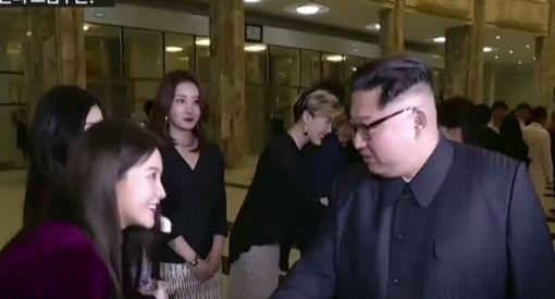 Chủ tịch Triều Tiên Kim Jong-un bắt tay ca sĩ Yeri của ban nhạc Red Velvet, một thời Bình Nhưỡng từng coi là phản động. Ảnh: BioBioChile.