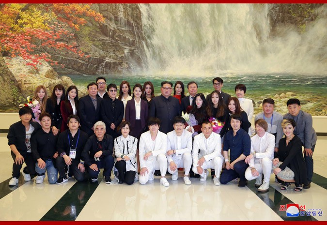 Chủ tịch Triều Tiên Kim Jong-un chụp ảnh lưu niệm chung với các nghệ sĩ Hàn Quốc, ông đứng hàng 2 thay vì ngồi hàng đầu như trong các bức ảnh chụp chung trước đây. Ảnh: KCNA.