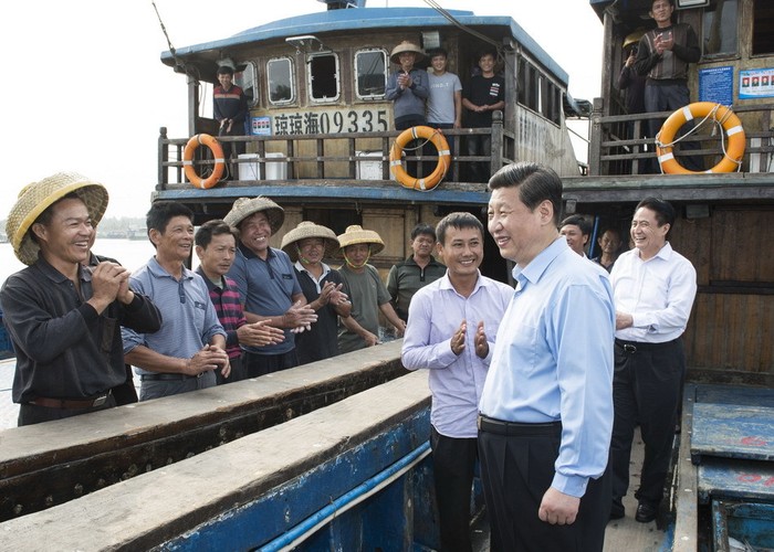 Ông Tập Cận Bình thăm lực lượng dân quân biển làng chài Đàm Môn, Quỳnh Hải, Hải Nam năm 2013, ảnh: Tân Hoa Xã.