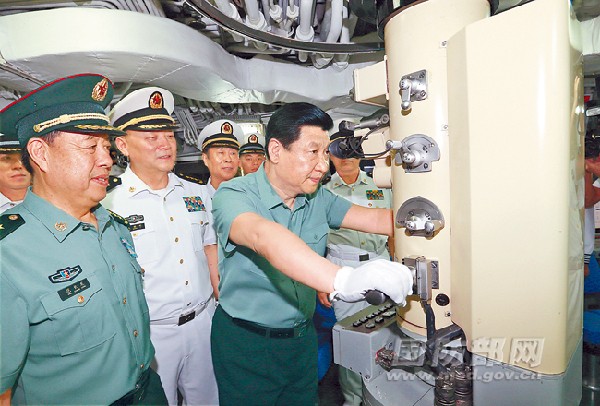 Ông Tập Cận Bình duyệt đội ngũ và lên thăm chiến hạm Hạm đội Nam Hải ở Biển Đông năm 2013, ảnh: Bộ Quốc phòng Trung Quốc.