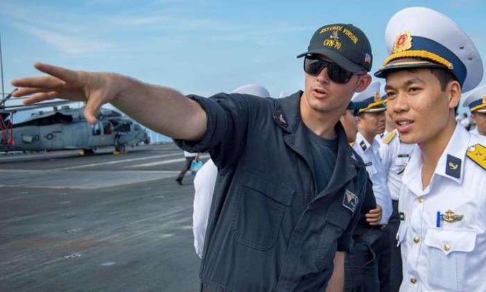 Thủy thủ tàu sân bay Mỹ USS Carl Vinson giao lưu với sĩ quan, chiến sĩ Hải quân Nhân dân Việt Nam trong dịp thăm Đà Nẵng. Ảnh: Today Online.
