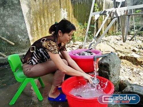 Do thiếu giáo viên, cô Trịnh Thị Hiền - Phó Hiệu trưởng nhà trường đang tranh thủ rửa nốt đống chén bát sau giờ ăn bán trú. Ảnh: Xuân Quang.