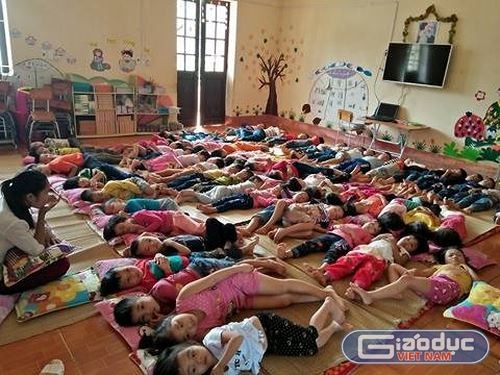 Một lớp học bán trú tại Trường Mầm non Yên Lâm có khoảng 50 học sinh bán trú và 2 giáo viên. Ảnh: Xuân Quang.