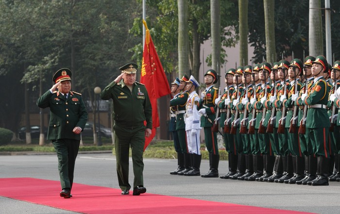 Bộ trưởng Quốc phòng Ngô Xuân Lịch cùng Bộ trưởng Quốc phòng Nga Sergei Shoigu duyệt đội danh dự trong chuyến thăm Việt Nam tháng Giêng 2018, ảnh: Wikipedia.