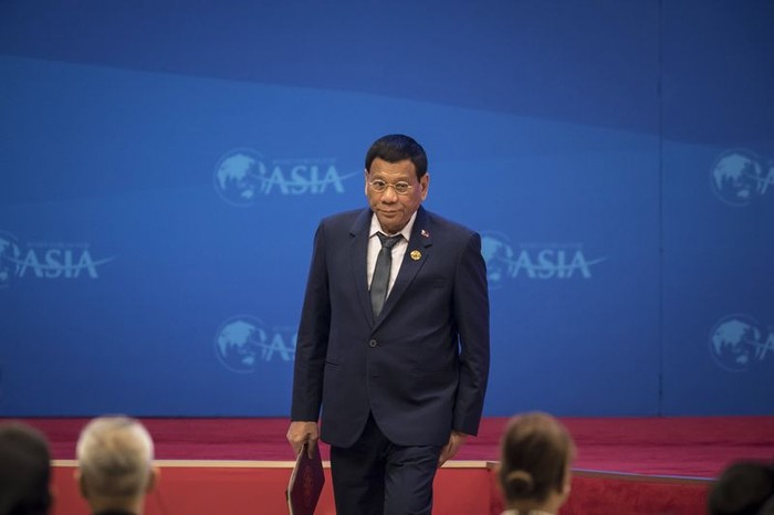 Tổng thống Philippines Rodrigo Duterte lên phát biểu tại Diễn đàn Bác Ngao theo lời mời của Chủ tịch Trung Quốc Tập Cận Bình, ảnh: Bloomberg.