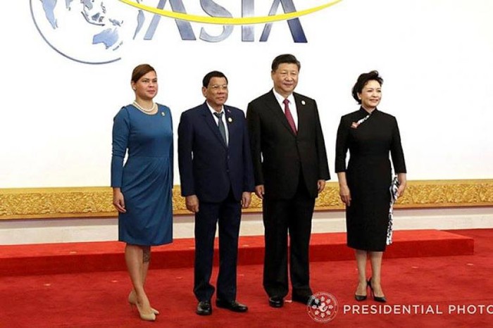 Vợ chồng Chủ tịch Trung Quốc Tập Cận Bình đón vợ chồng Tổng thống Philippines Rodrigo Duterte đến Hải Nam dự Diễn đàn Bác Ngao. Ảnh: Sun Star.