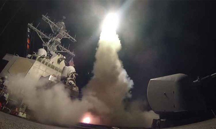 Tên lửa hành trình Mỹ tấn công Syria tháng Tư năm ngoái ngay lúc ông Donald Trump đón ông Tập Cận Bình đến thăm. Ảnh: The Telegraph.