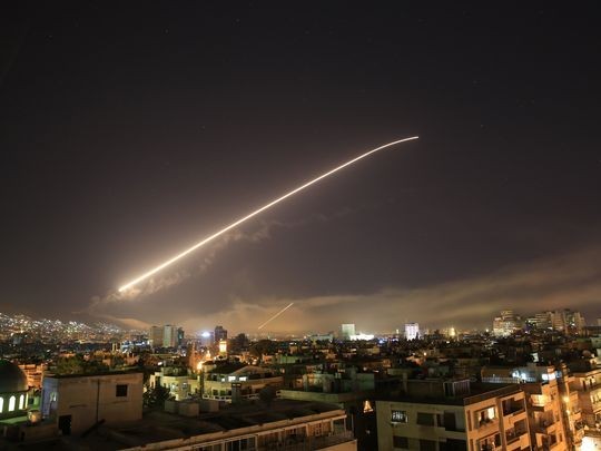 Hình ảnh đầu tiên về tên lửa của liên minh Mỹ - Anh - Pháp nã xuống mục tiêu tại Damascus sáng hôm nay, nguồn: AP.