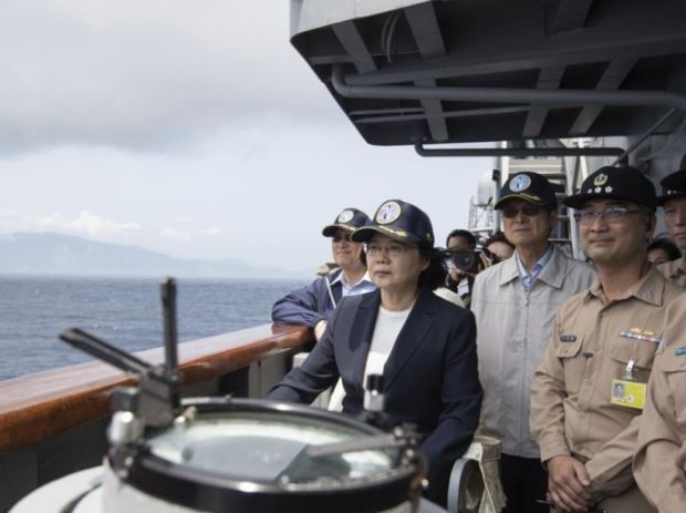 Tiến sĩ Thái Anh Văn cùng các quan chức cấp cao Đài Loan trên khu trục hạm Cơ Long quan sát tập trận ngày hôm qua, ảnh: SCMP.