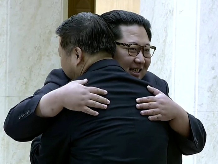 Chủ tịch Cộng hòa Dân chủ nhân dân Triều Tiên Kim Jong-un tiếp thân mật Trưởng ban Liên lạc đối ngoại Đảng Cộng sản Trung Quốc Tống Đào, ảnh: Đa Chiều.