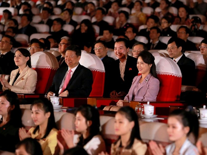 Em gái và vợ ông Kim Jong-un cùng đặc sứ Trung Quốc Tống Đào xem văn nghệ. Đệ nhất phu nhân Triều Tiên một mình tham gia sự kiện đối ngoại quan trọng dường như là điều chưa từng có tiền lệ. Ảnh: VCG.