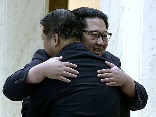 Chủ tịch Triều Tiên Kim Jong-un tiếp đặc sứ Trung Quốc Tống Đào đến thăm lần thứ 2 bằng &quot;cái ôm đồng chí&quot;, ảnh: Đa Chiều.
