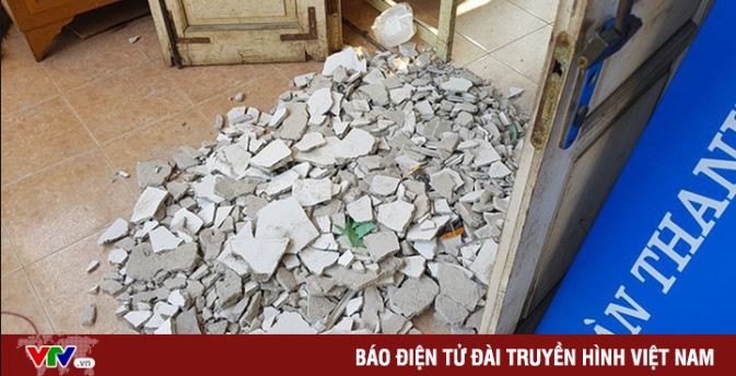Cả mảng vữa trần nhà lớp học trường Trung học phổ thông Trần Nhân Tông, Hà Nội bị rơi, ảnh: VTV.vn.