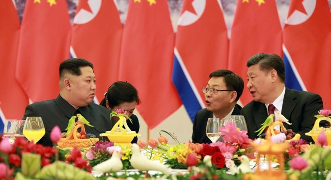 Chủ tịch Trung Quốc Tập Cận Bình đã dành cho nhà lãnh đạo Triều Tiên Kim Jong-un cuộc đón tiếp trọng thị chưa từng thấy, nhưng vẫn thiếu vắng một &quot;cái ôm đồng chí&quot;, ảnh: KCNA.