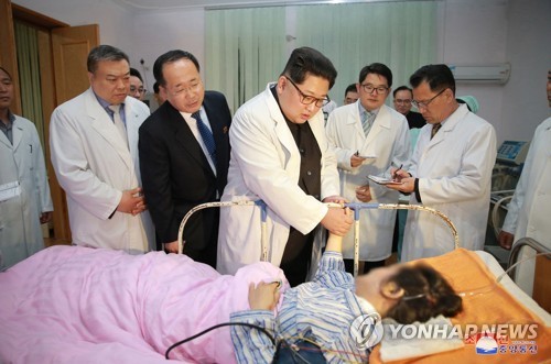 Ông Kim Jong-un tới bệnh viện thăm khách du lịch Trung Quốc gặp nạn ngày 22/4, một cử chỉ khiến Trung Nam Hải cảm thấy được tôn trọng. Ảnh: KCNA / Yonhap.