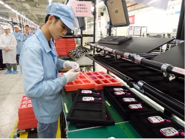 Một công nhân của ZTE đang thao tác trong nhà máy sản xuất điện thoại thông minh của hãng này tại Thâm Quyến, Quảng Đông, Trung Quốc. Ảnh: Nikkei Asia Review.