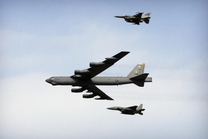 Máy bay ném bom B-52 (giữa), hình minh họa: AP.