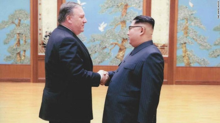 Bức ảnh Giám đốc CIA Mike Pompeo gặp ông Kim Jong-un tại Bình Nhưỡng được Nhà Trắng công bố sáng nay. Ảnh: CNN.