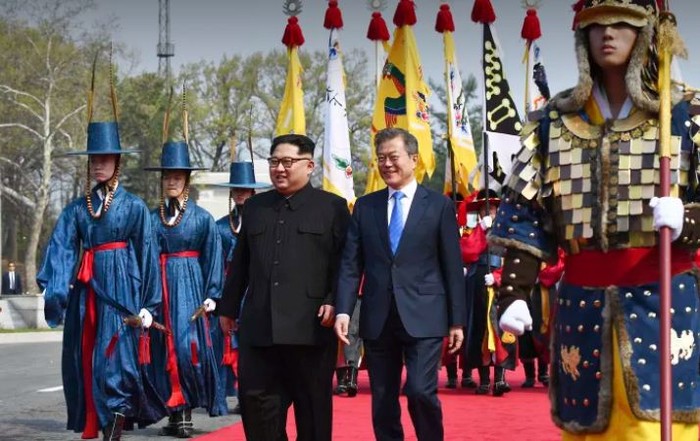 Tổng thống Hàn Quốc đón Chủ tịch Triều Tiên với màn nghi lễ trọng thị của các vương triều trong lịch sử. Ảnh: AP / The Telegraph.