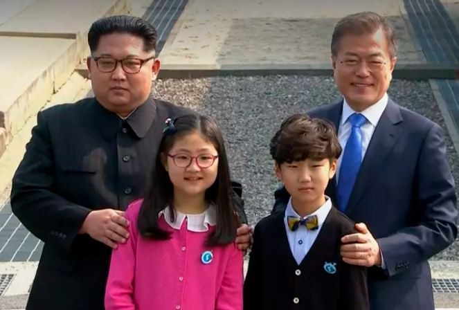 Chủ tịch Triều Tiên Kim Jong-un, Tổng thống Hàn Quốc Moon Jae-in chụp ảnh lưu niệm cùng 2 học sinh Hàn Quốc tại vĩ tuyến 38. Ảnh: AP.