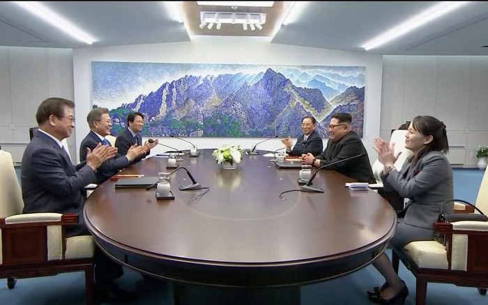 Bà Kim Yo-jong là một trong 2 người tháp tùng Chủ tịch Triều Tiên Kim Jong-un vào phòng đàm phán với Tổng thống Hàn Quốc Moon Jae-in. Ảnh: Reuters / The Telegraph.