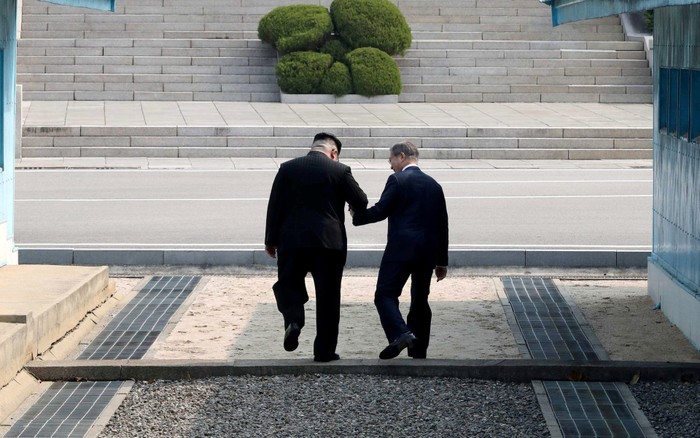 Lãnh đạo hai miền Triều Tiên bắt đầu cuộc &quot;vượt biên lịch sử&quot;. Ảnh: The Telegraph.co.uk / Reuters.