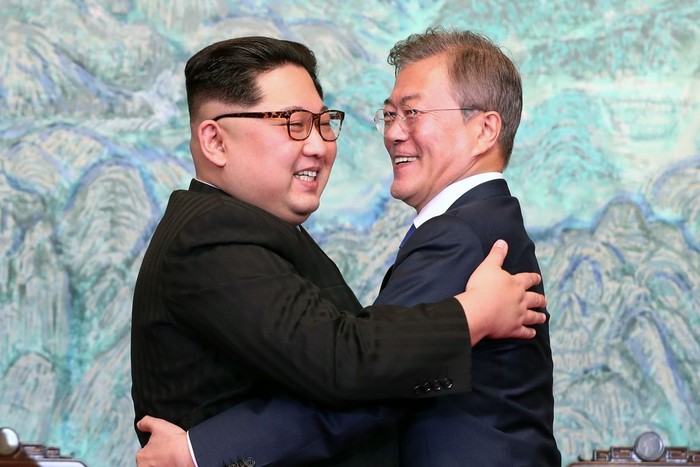 Tổng thống Hàn Quốc Moon Jae-in và Chủ tịch Triều Tiên Kim Jong-un tại Nhà Hòa Bình, Bàn Môn Điếm, Vĩ tuyến 38. Ảnh: Yonhap.