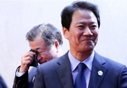 Chứng kiến giờ phút lịch sử lãnh đạo 2 miền Triều Tiên ký Tuyên bố chung Bàn Môn Điếm, Giám đốc Cơ quan tình báo trung ương Hàn Quốc Suh-hoon đã không kìm được nước mắt. Ông chính là cầu nối lãnh đạo 2 miền suốt mấy chục năm qua, nỗ lực không mệt mỏi cho ngày đoàn tụ. Ảnh: Reuters.