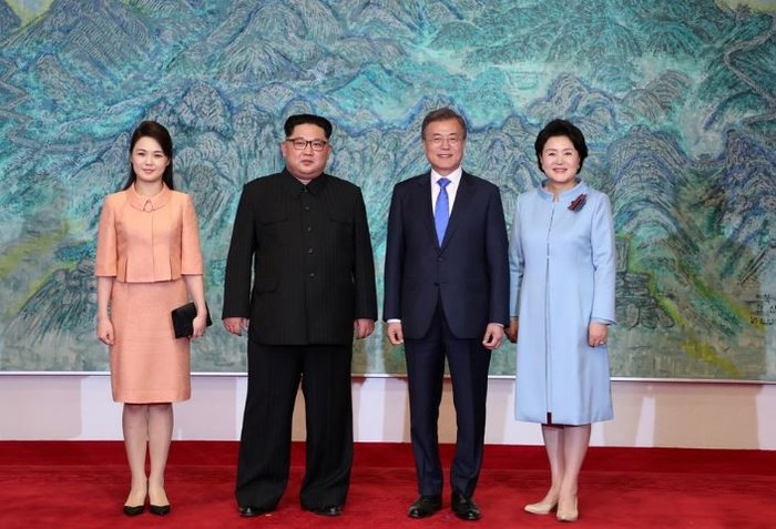 Vợ chồng Tổng thống Moon Jae-in chụp ảnh lưu niệm cùng vợ chồng nhà lãnh đạo Kim Jong-un tại Nhà Hòa Bình, Vĩ tuyến 38. Ảnh: Tân Hoa Xã.