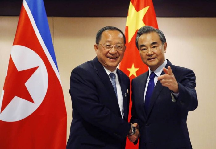 Ngoại trưởng Triều Tiên Ri Yong-ho và Ngoại trưởng Trung Quốc Vương Nghị, ảnh: The Japan Times.